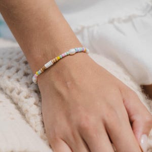 Handgemaakte pastelkleurige kralenarmband: parels, schelpen en hout - boho-strandstijl