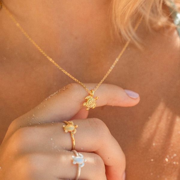 Collier en or tortue de mer Asri - Bijoux surfeur chic faits main pour un look estival bohème par Pineapple Island | Collier fait main délicat pour elle