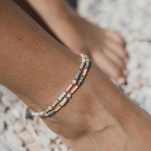 Kemboja Pastellfärgade Pärlhalsband: Skimrande Troca Shell, Justerbart Boho Beach Pärlhalsband