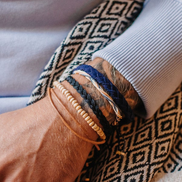 Mari-Armband-Set: 5 handgefertigte Armbänder, perfekt zum Stapeln | Strand-Perlenarmbänder für Herren von Pineapple Island