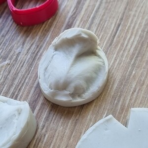 以下が含まれることがあります： 樹脂工芸品を作るための白いシリコンモールド3つ。モールドは葉っぱや丸い形など、さまざまな形をしています。