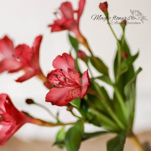 Fleur artificielle d&#39;alstroemeria rouge en porcelaine froide
