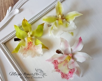 Peut inclure: Trois pinces à cheveux en forme d'orchidées faites à la main en blanc, vert et rose avec des accents rouges et jaunes. Les orchidées sont en pâte polymère et ont un aspect réaliste. Les pinces sont fixées à l'arrière des orchidées.