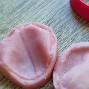 以下が含まれることがあります： 樹脂工芸品を作るためのピンクのシリコンモールド2個。モールドは葉の形をしていて、滑らかで光沢のある仕上がりです。