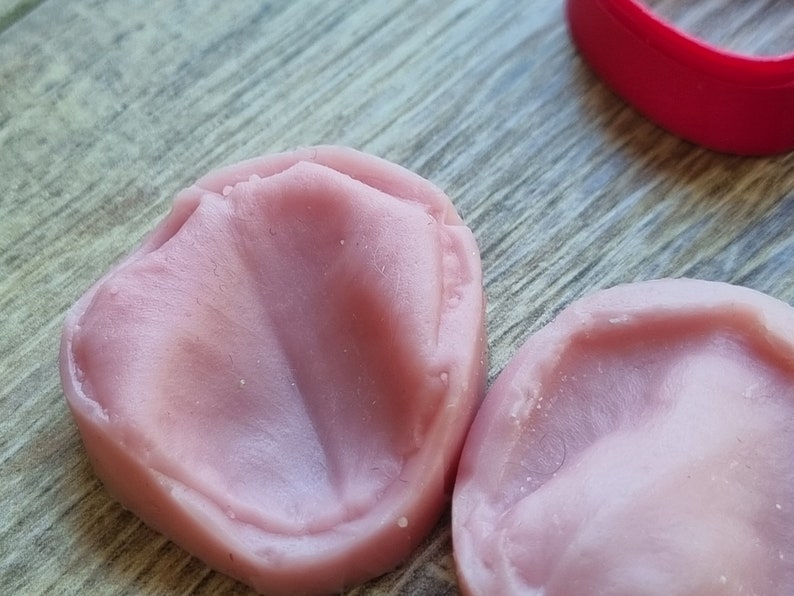 以下が含まれることがあります： 樹脂工芸品を作るためのピンクのシリコンモールド2個。モールドは葉の形をしていて、滑らかで光沢のある仕上がりです。