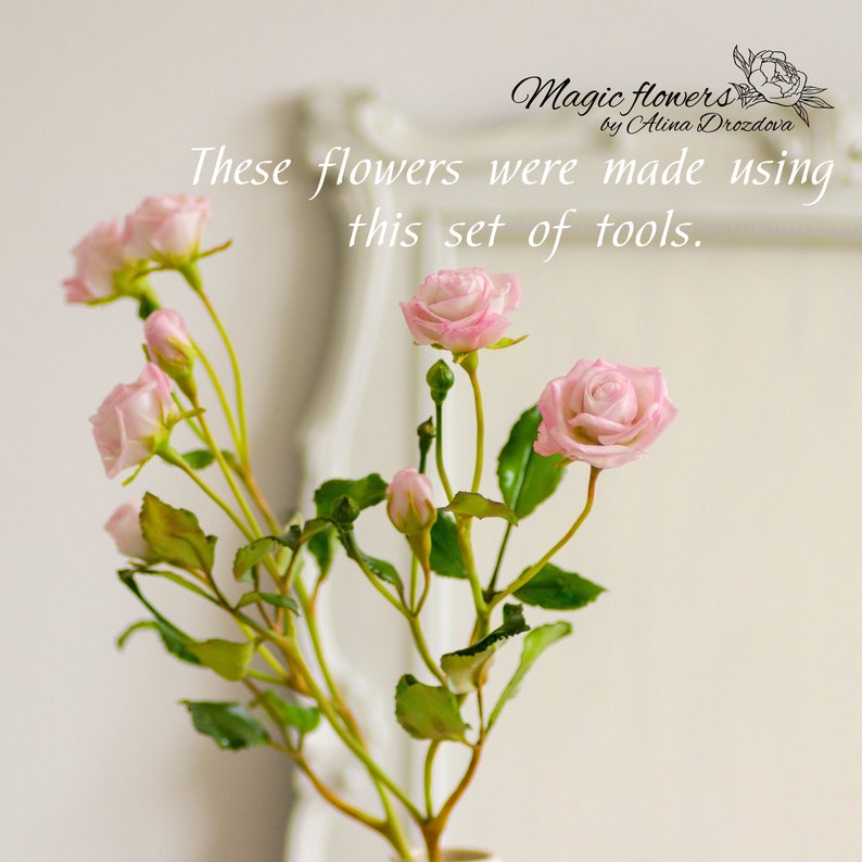 以下が含まれることがあります： 緑の葉と茎のついたピンクのバラのブーケ。画像には「Magic flowers by Alina Drozdova」と「These flowers were made using this set of tools.」のテキストが表示されています。