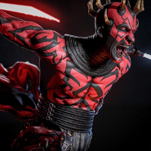 Peut inclure: Une figurine détaillée d'un personnage tatoué de rouge et de noir avec des cornes, portant un col texturé noir et une large ceinture. La figurine a une expression agressive, les dents découvertes, et tient une lame lumineuse rouge.