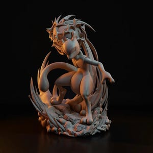 Puede incluir: Figura gris claro de Mewtwo, un personaje de Pokémon, en una pose dinámica. La escultura presenta detalles intrincados, incluyendo una esfera de energía puntiaguda sobre su cabeza y efectos de energía fluyendo alrededor de su cuerpo. La figura está sobre una base rocosa.