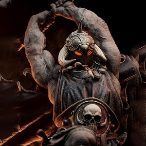Pode incluir: Estátua detalhada de uma figura de guerreiro com um capacete com chifres e olhos vermelhos brilhantes. A figura está vestida com uma armadura escura e uma capa, com um emblema de caveira no peito. A estátua tem uma aparência ameaçadora.