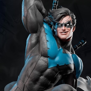 Può includere: Statua dettagliata di Nightwing, un supereroe DC Comics. La figura è in posa dinamica, indossa un costume nero e blu con una maschera. La statua ha un fisico muscoloso ed è ambientata su uno sfondo scuro.