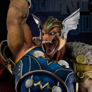 Op de afbeelding: Gedetailleerd beeld van een woeste krijger met een grommende uitdrukking. De figuur draagt een blauw en goudkleurig harnas, een gevleugelde helm en een met bont gevoerde cape. De huid van de krijger heeft een roodbruine tint en zijn ogen gloeien intens blauw.