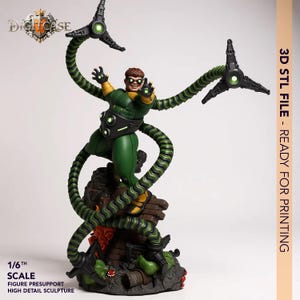 Può includere: Una dettagliata action figure del Dr. Octopus in posa dinamica, con un costume verde e nero e tentacoli meccanici. La figura è su una base rocciosa, con il testo "1/6th Scale" e "3D STL File - Ready for Printing".