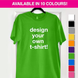 Op de afbeelding: Een felgroen t-shirt met de tekst "design your own t-shirt!" in het wit. Het shirt hangt aan een zwarte hanger tegen een witte deur. Een kleurenpalet van 10 kleuren wordt rechts getoond, met de tekst "AVAILABLE IN 10 COLOURS!" erboven.