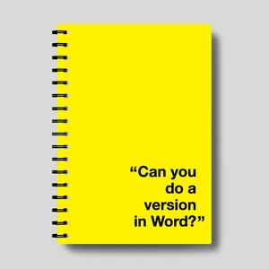 Puede incluir: Un cuaderno amarillo con encuadernaci&oacute;n en espiral y el texto "Can you do a version in Word?" impreso en la portada.
