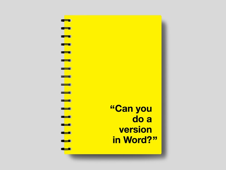 Puede incluir: Un cuaderno amarillo con encuadernaci&oacute;n en espiral y el texto "Can you do a version in Word?" impreso en la portada.