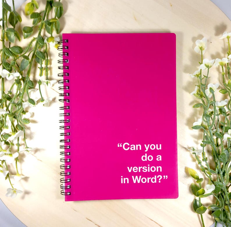 Puede incluir: Una libreta de espiral de color rosa intenso con el texto "Can you do a version in Word?" impreso en blanco.