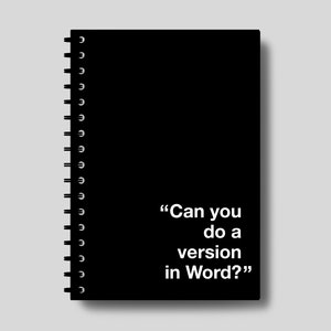 Puede incluir: Una libreta espiral negra con el texto "Can you do a version in Word?" impreso en blanco.