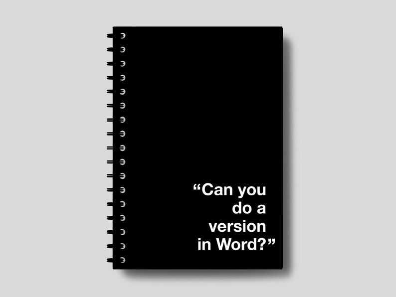 Puede incluir: Una libreta espiral negra con el texto "Can you do a version in Word?" impreso en blanco.