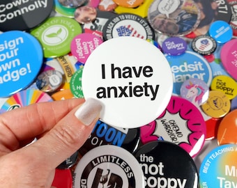 Tengo un pin de insignia de botón de ansiedad