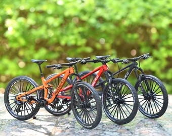 Bicicleta de carretera a escala 1:6: Mini bicicleta de juguete decorativa en rojo, negro y naranja.