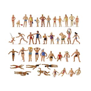 Op de afbeelding: Miniatuurfiguren van mensen in badkleding en strandkleding. De collectie omvat verschillende poses, zoals staan, zwemmen en zonnebaden. De figuren zijn in verschillende kleuren, waaronder rood, blauw, geel en oranje. Perfect voor een diorama of modelscène.