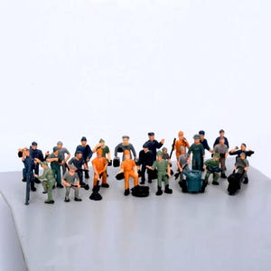 HO Scale Railway Workers Set: 27 Miniature Figures for Dioramas