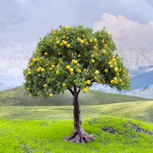 Peut inclure: Un arbre miniature avec un tronc et des racines bruns, un feuillage vert luxuriant et de nombreux fruits jaunes. L'arbre est placé sur un fond de collines verdoyantes, de montagnes et d'un ciel nuageux. L'arbre est un objet décoratif.