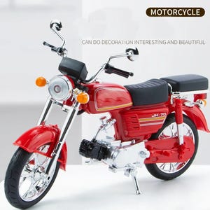 Könnte beinhalten: Rotes Motorradmodell mit Chromakzenten, schwarzem Sitz und dem Text "MOTORCYCLE" und "CAN DO DECORATION INTERESTING AND BEAUTIFUL". Das Modell hat einen detaillierten Motor, Räder und Spiegel. Es ist ein dekorativer Artikel.