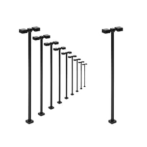 Op de afbeelding: Een reeks zwarte straatlantaarns van verschillende hoogtes, diagonaal geplaatst. Elke lantaarn heeft een vierkante basis, een lange, slanke paal en twee vierkante lampen aan de bovenkant. De achtergrond is effen wit.