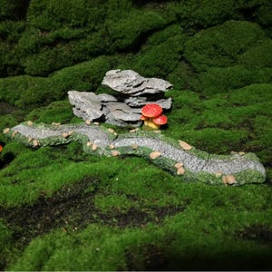 Miniatyrmodell av stenstig: Diorama av älvträdgård