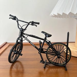 1:8 Legeringscykel Minimodell – Metallcykel med Hållare för Pojkar och Samlare Svart