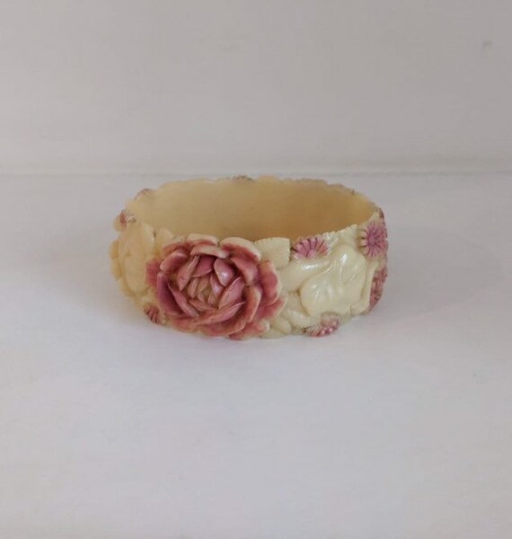 Antique 1930s celluloid bangle with hand carved el