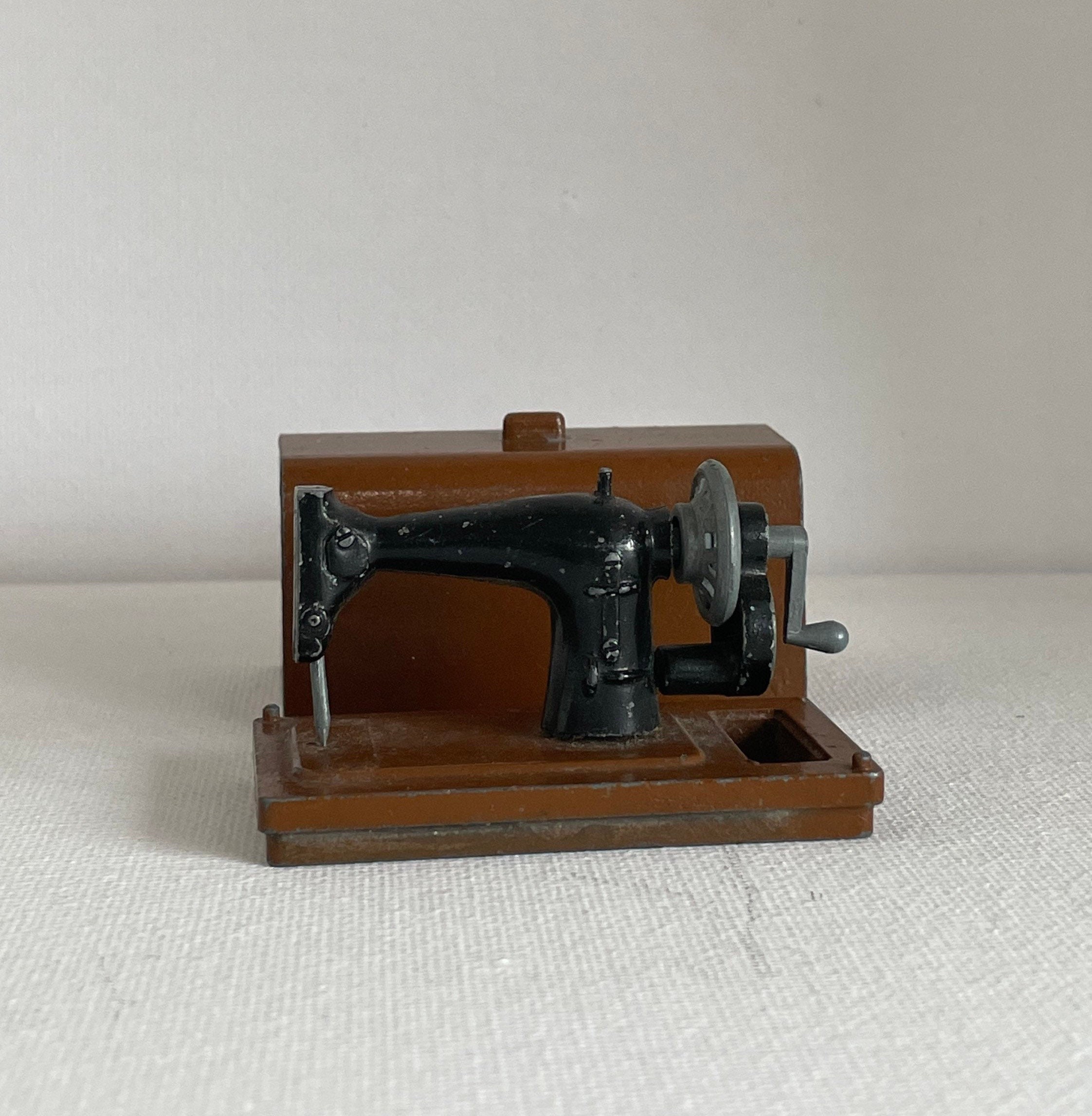 Sewing Machine, Portable Old Fashioned – Dollhouse Junction
