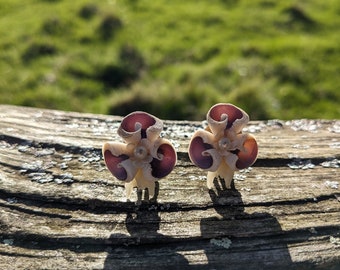 Amazing Vintage Shell Earrings Clip On Earrings Orchid shaped shell earrings rockabilly burlesque retro earrings summer earrings