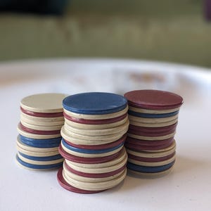 ビンテージポーカーチップバンドルロット古いプラスチックゲームピースベークライトポーカーピースミッドセンチュリーポーカーチップコレクター向け大量ロット