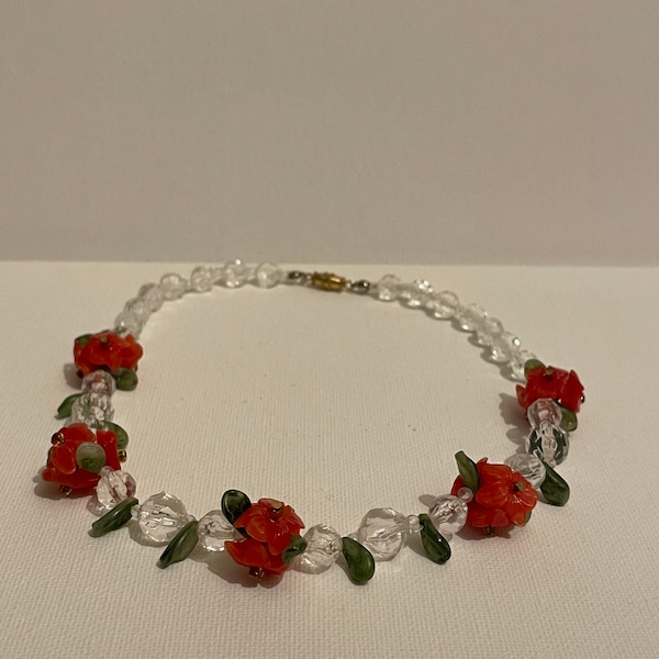 ancien collier en plastique vintage Rare milieu du siècle plus ancien en plastique miniature fleurs roses et feuilles vertes et collier de perles en plastique transparent