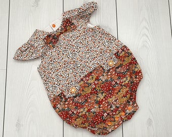 Pagliaccetto floreale per bambina, pagliaccetto taglia 6 mesi, pagliaccetto per bambini liberty, pagliaccetto per ragazze con fiocco, vestito per bambini autunnale, pagliaccetto per bambini senza maniche