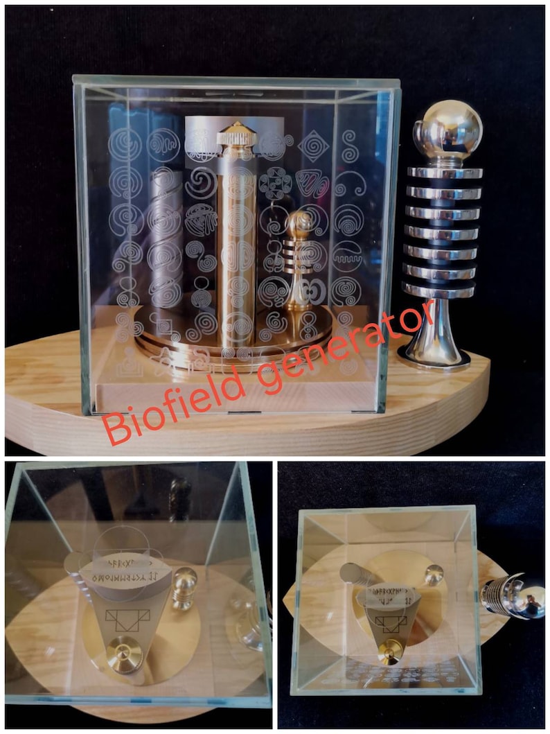 Op de afbeelding: Een gouden bioveldgenerator in een glazen kubus op een houten basis. De generator heeft een spiraalvormig ontwerp en is omgeven door kleinere spiralen. De basis heeft de tekst "Biofield Generator" erop.