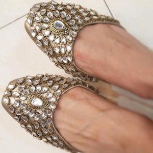 AURORA: Bridal Jutti Kundan khussa Indian sandals Gold khussa shoes Gold Wedding flat shoes Indian shoes Pakistani shoes Jutti image 2
