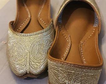 FAYA: Embroidered Indian leather juttis | US 9/9.5  | bridal flats | Ethnic shoes | gold shoes | Pakistani shoes | Indian Wedding jutti