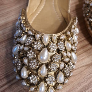 AURORA: Bridal Jutti Kundan khussa Indian sandals Gold khussa shoes Gold Wedding flat shoes Indian shoes Pakistani shoes Jutti image 4