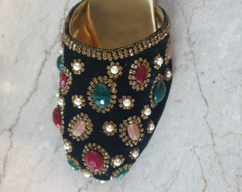 ANDALEEB: Black bridal juttis | Black khussa shoes | velvet black mules | Indian wedding juttis | womens khussa | Pakistani shoes | Size 40