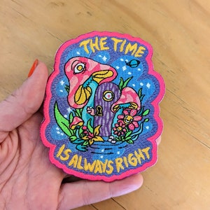 De tijd is altijd goed. Borduurpatch psychedelische paddenstoel: groovy surrealistisch opstrijkbaar