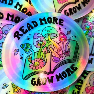 En savoir plus Autocollant en vinyle holographique Grow More x Zubieta | Art champignon psychédélique x Amateurs de livres