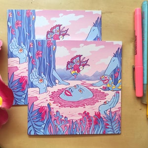 Könnte beinhalten: Eine rosafarbene und blaue Illustration einer surrealen Szene mit einem Schmetterling, einer Hand mit einem Auge und einer Figur mit einem großen Auge und roten Lippen. Die Figur liegt in einer rosa Flüssigkeit.