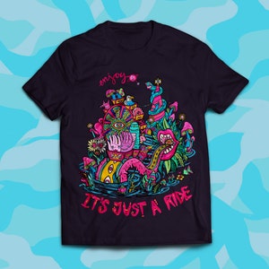 以下が含まれることがあります： カラフルなグラフィックデザインが施されたダークブルーのTシャツ。サイケデリックな風景に「enjoy the ride」と「it's just a ride」の文字が書かれています。