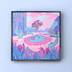 Op de afbeelding: Een ingelijste illustratie van een surrealistische scène in een roze en blauwe kleurstelling. Twee figuren met blauwe huid en grote ogen liggen in een roze plas vloeistof. Een vlinder met een geel en blauw lichaam vliegt boven de plas. De achtergrond is een roze lucht met blauwe bergen.