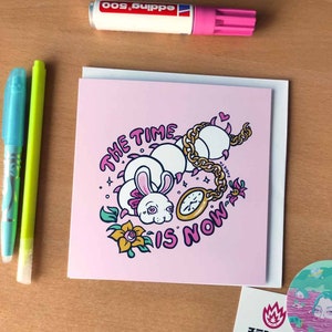 Die Zeit ist jetzt. Positive Affirmation | Good Vibes Inspiration karte| psychedelische pop surreal illustrierte Grußkarte von Zubieta