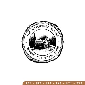 Könnte beinhalten: Schwarzweißillustration eines Oldtimer-Geländewagens, der durch einen Wald fährt. Das Bild ist in einem Kreis mit dem Text "The Adventure Begins Where The Trail Ends".