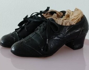 1930 - 1940s Child's Size Oxfords with a "Cat Paw" Heal | Unusual child's size in black leather
